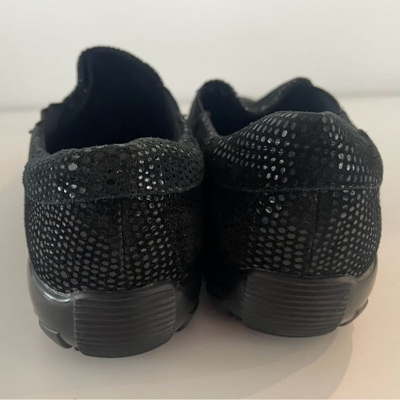 Vaneli Sport Women shoe US 5
Anemone Black SlipOn ComfortWalking
Excellent cond - Picture 2 of 5